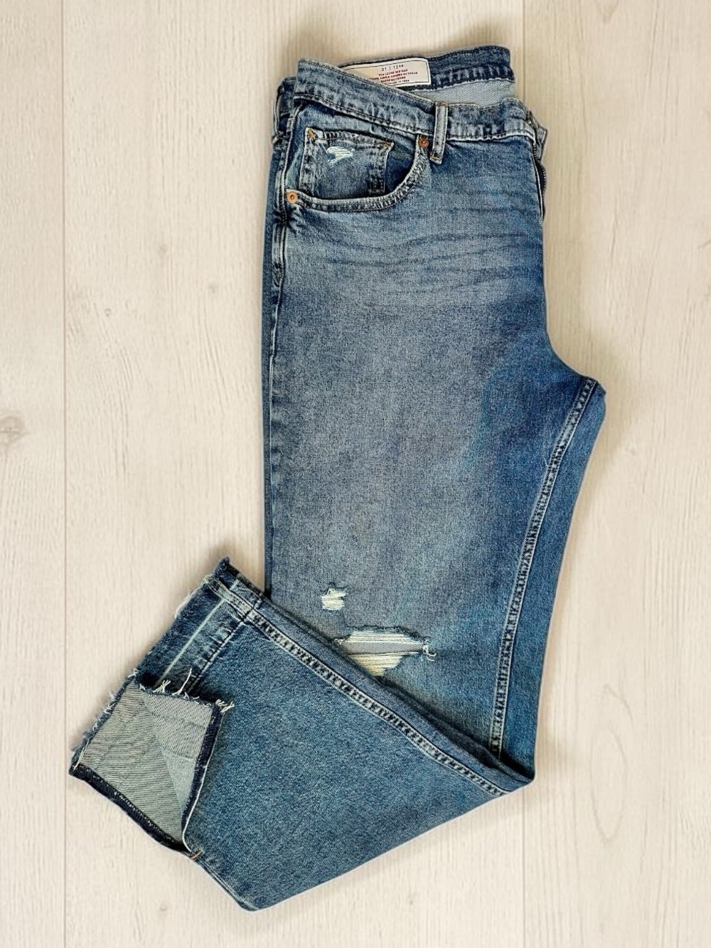 GAP Woman’s 90’s Loose Mid Rise Jeans with Distressed Hem Size 12
